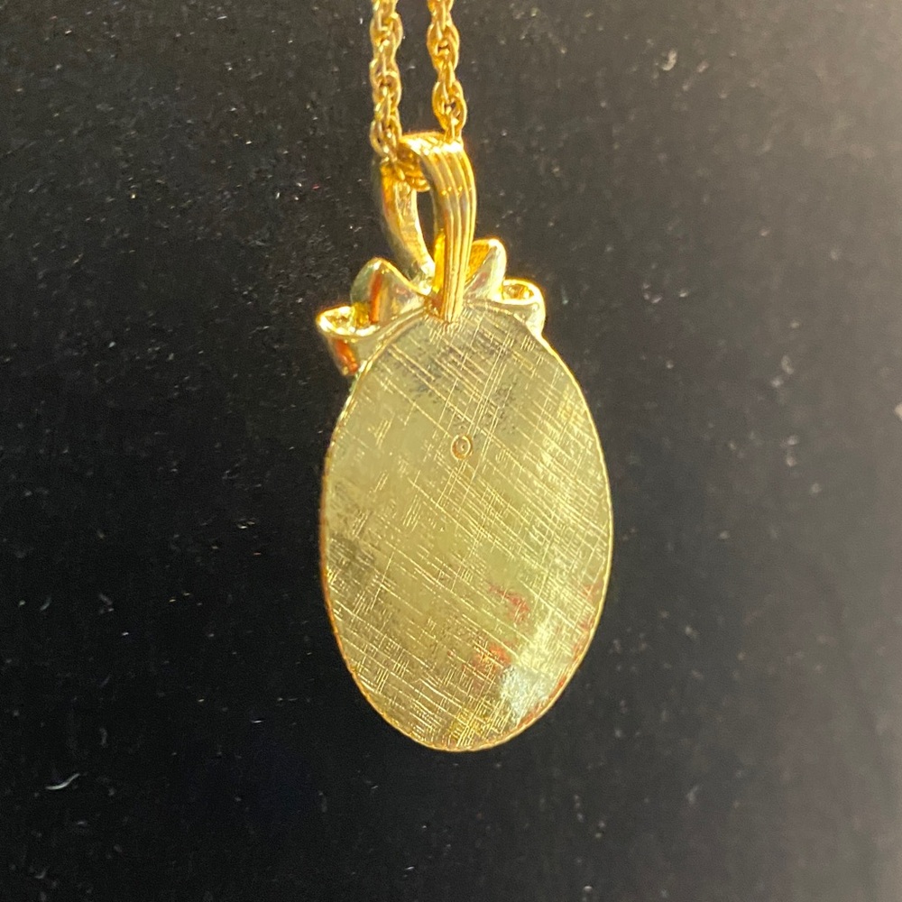 Vintage Avon Pink Cameo Pendant with Gold and Faux Pearl Necklace - Picture 5 of 9